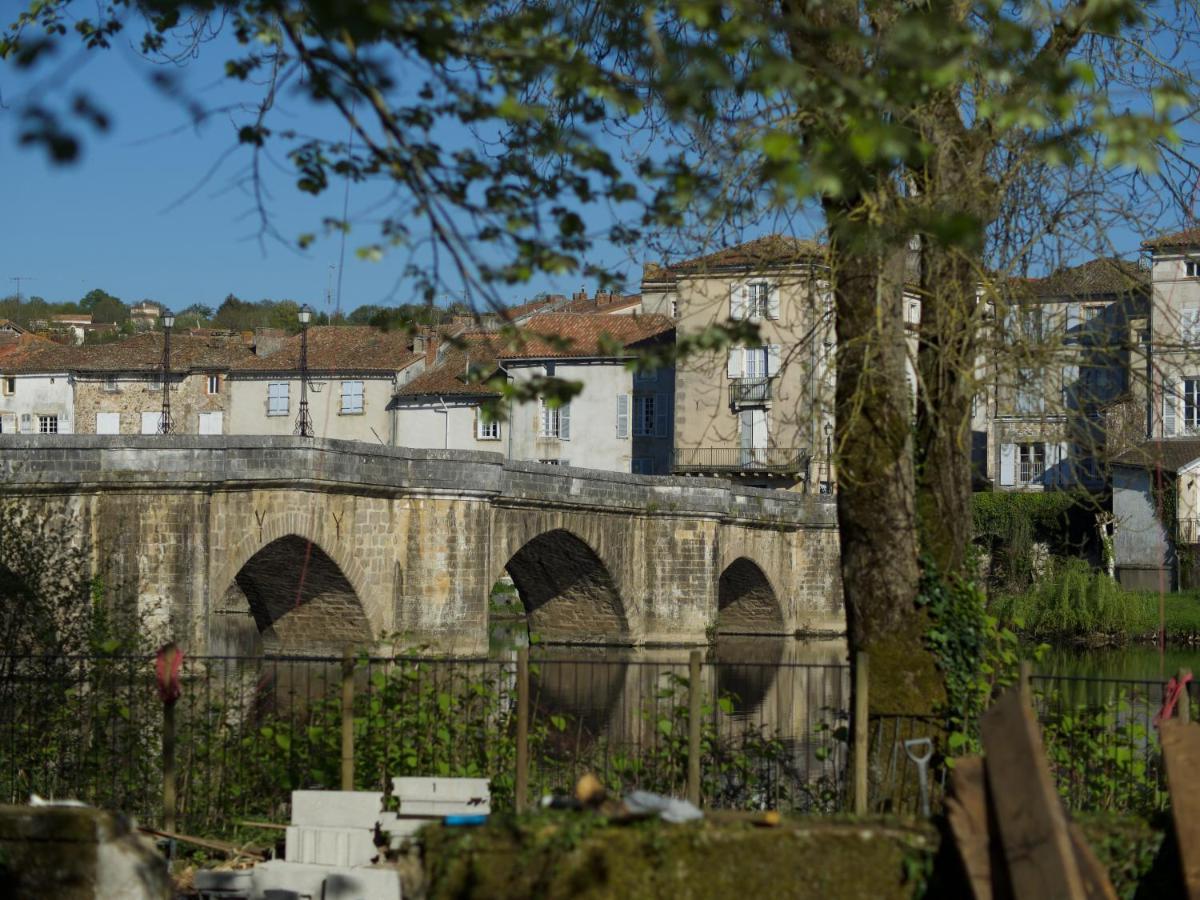 Pont Vieux Chambres Et Gites Confolens Eksteriør billede